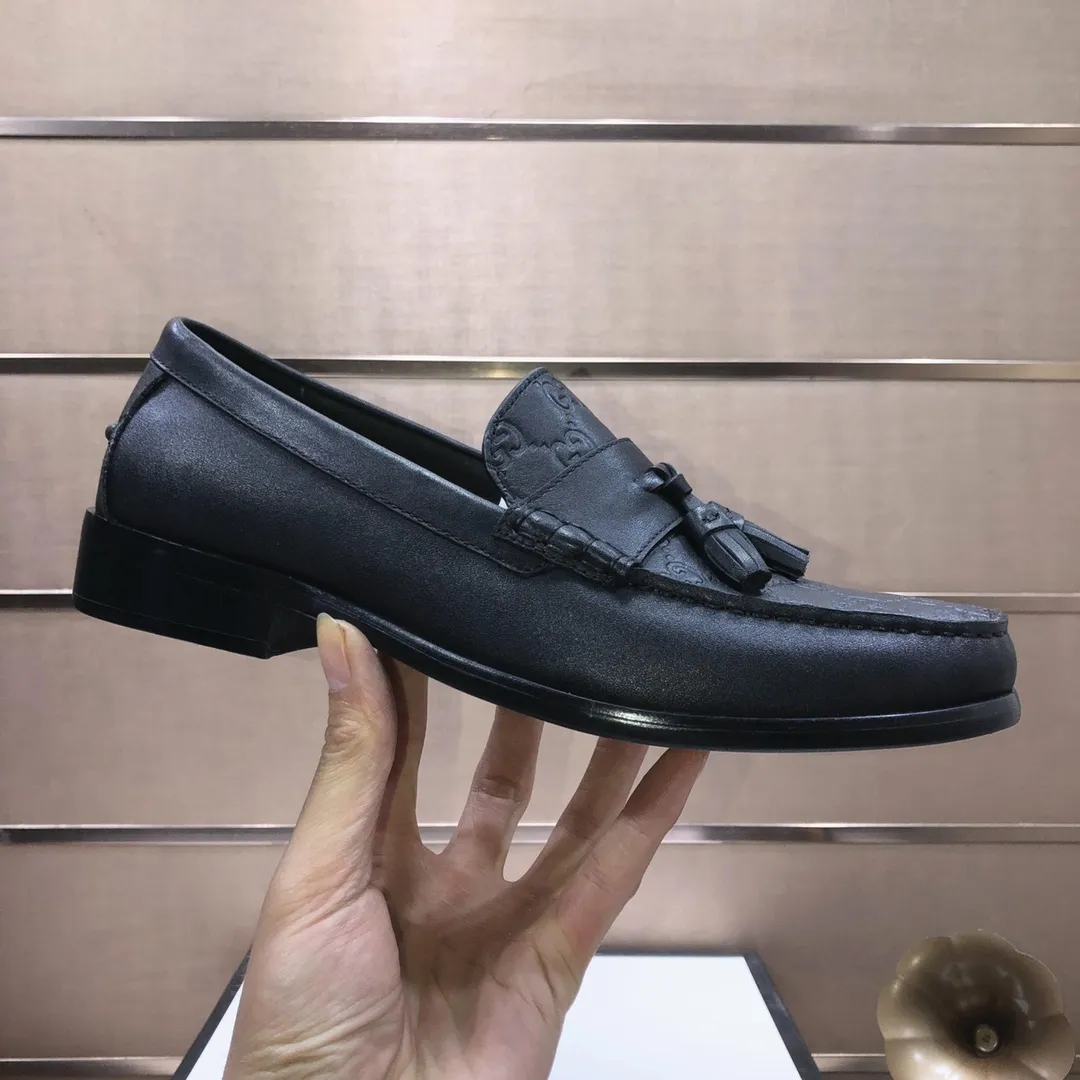 Factory batch 580💰Italy’s top luxury men’s shoe giant (GUCCI) (Gucci) (full cowhide lining) new arrival🍃Original European style🔰 Pleasant to the eye😍In order to make the shoes more durable and non-deformable🌀The production continues to follow traditional methods but there is still no lack of innovation💪Select original cowhide for the leather♻️Smooth, natural and extra bright⭐Made of imported cowhide The rich man’s first choice 38-45 (45 customized)